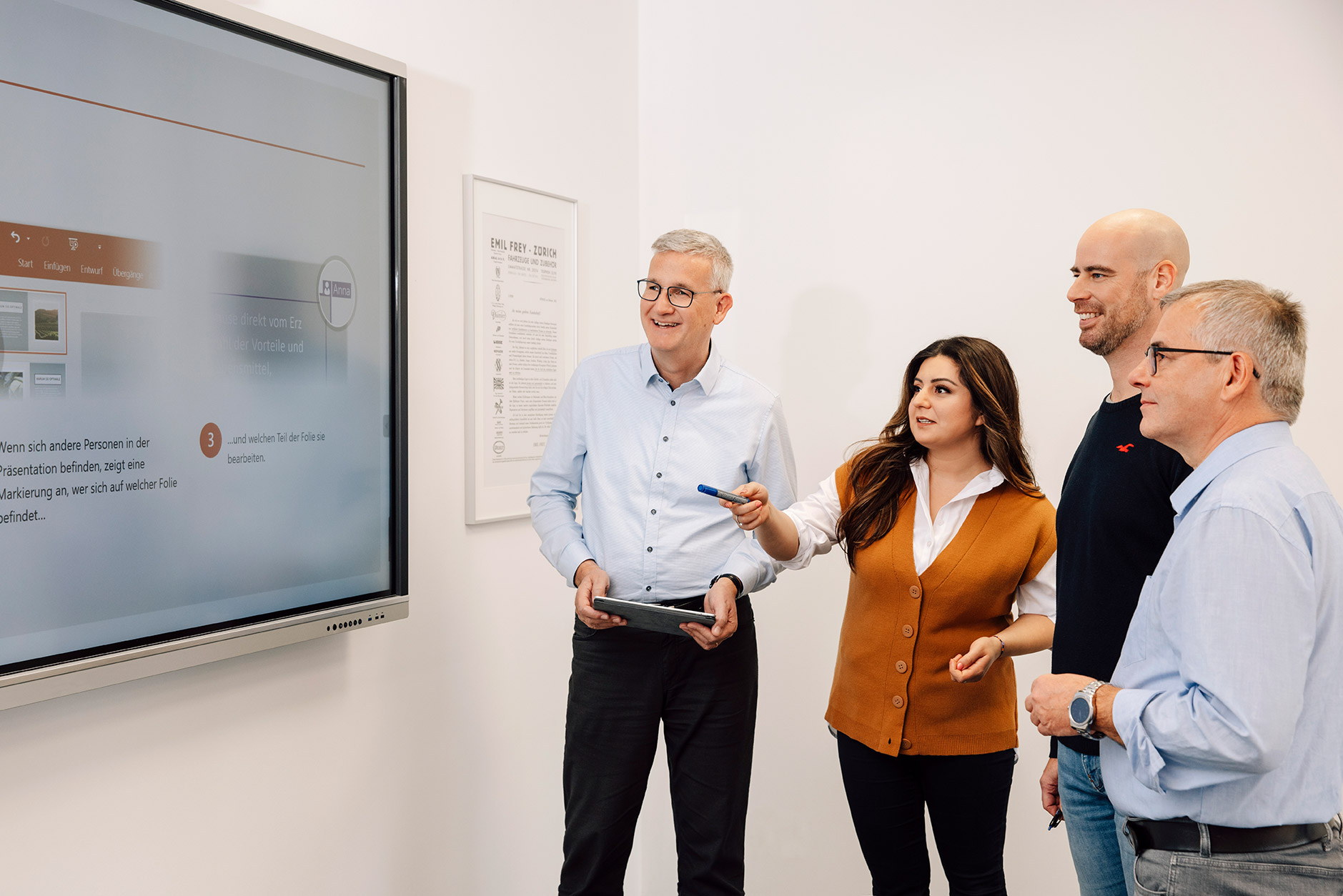 FIS Team - Mitarbeiter die gemeinsam eine Präsentation ansehen FIS Team - Mitarbeiter die gemeinsam eine Präsentation ansehen